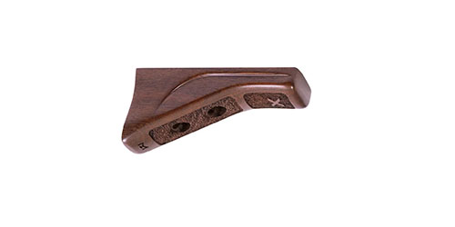 Améliore le contrôle de ton arme avec la poignée WOOX M-LOK™ en noyer, réversible, légère et avec une texture antidérapante pour un tir précis.